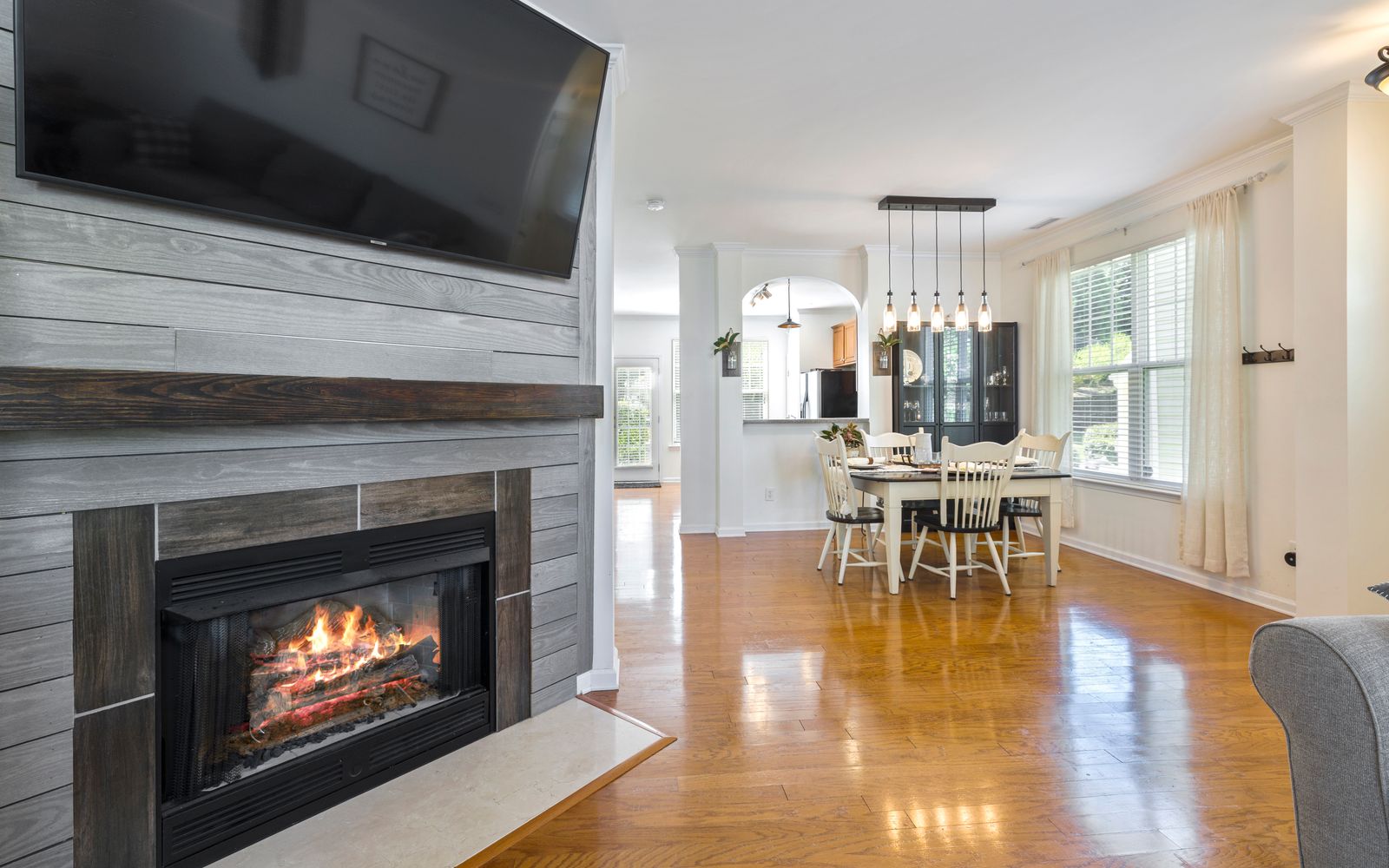 Living room with a built-in gas fireplace alight