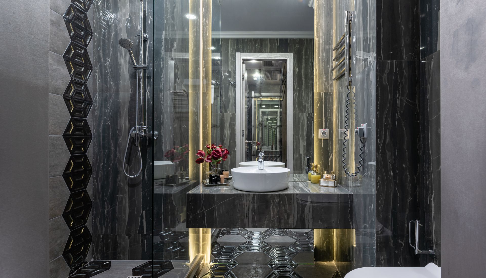 Modern bathroom with a walk-in shower and marble finishes