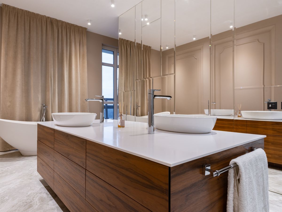 Minimalist modern bathroom with a wall-mounted basin
